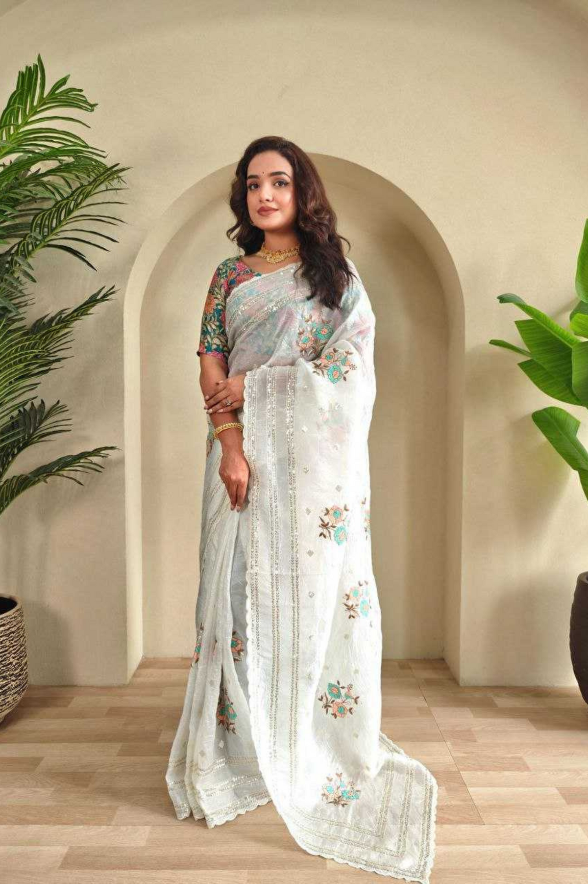 Crunchy Chiffon Saree with Scallop & Thread Embroidery Work